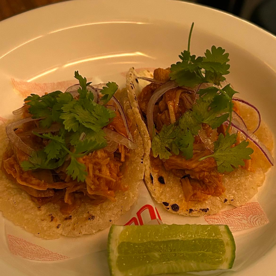 2 - Taco de porco assado | tortilla de mandioca | cebola roxa | coentro