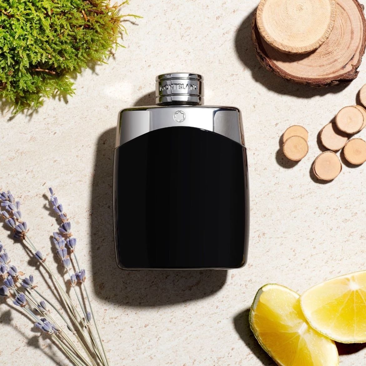 Legend Eau de Toilette - Montblanc - Cheiro das lojas da aeropostale!! Notas de Coração: Jasmim e maçã. O coração floral e frutado traz um toque sofisticado e moderno. Notas de Fundo: Musgo de carvalho, fava tonka e sândalo. A base amadeirada e aromática confere profundidade e sensualidade.