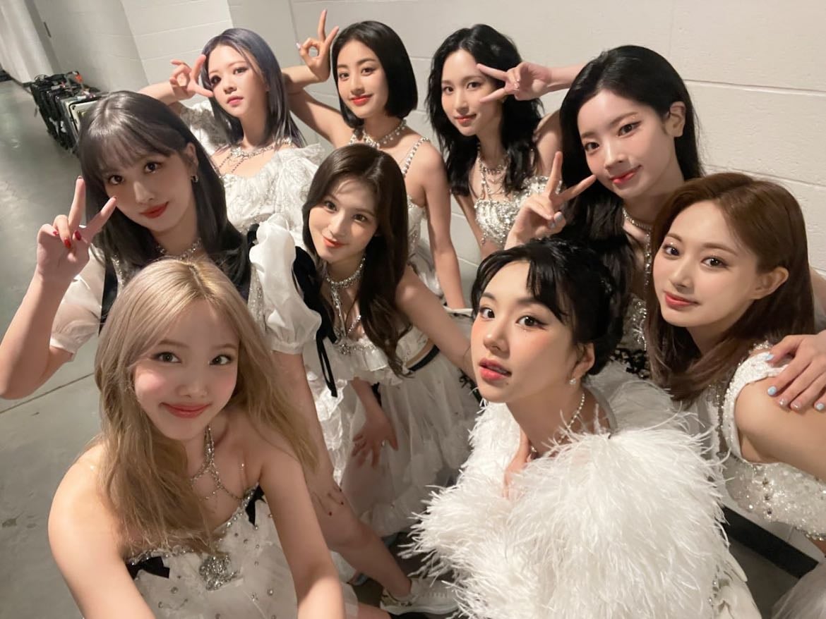 TWICE - Artist