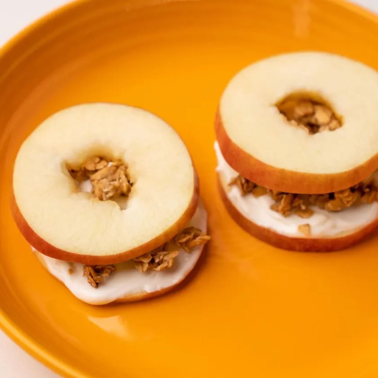 Crunchy yogurt & apple sandwiches - fast and easy: sandwiches using apple slices, Greek yogurt 0% fat, and high-protein granola clusters.