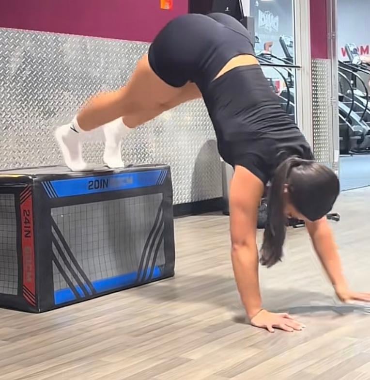Elevated plank to spike - 5x
