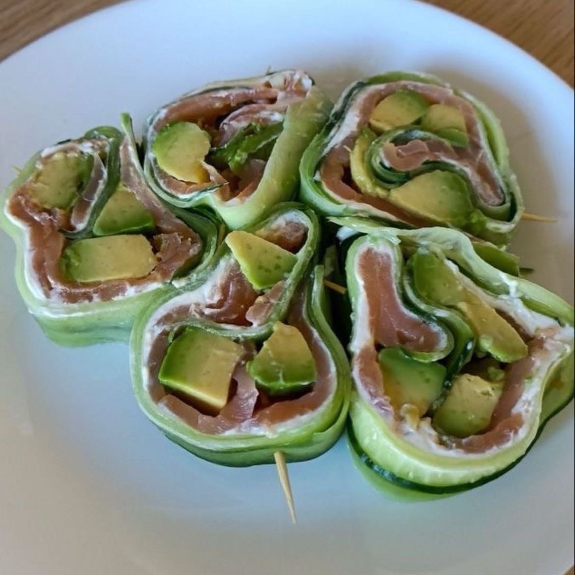 smoked salmon 🥒 wraps