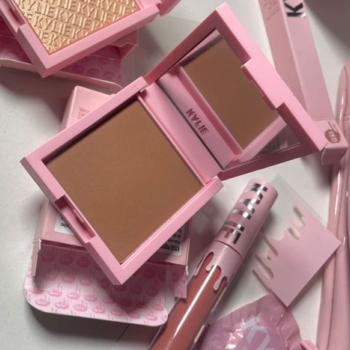 Bronzer en polvo Kylie Cosmetics - Amo este producto de Kylie, siento que es el tono perfecto