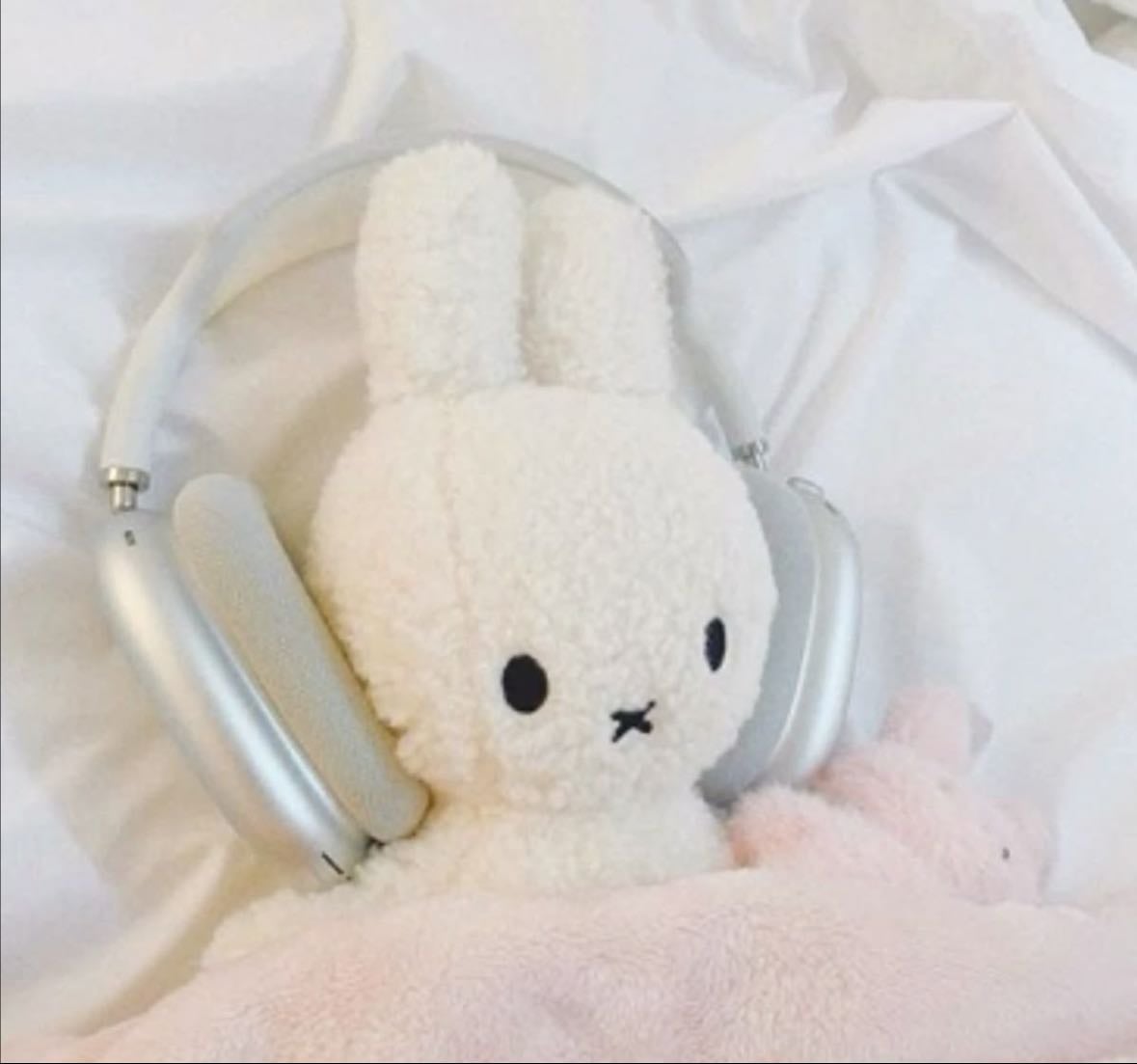fav podcasts - Music hypelist by moll 𝜗𝜚