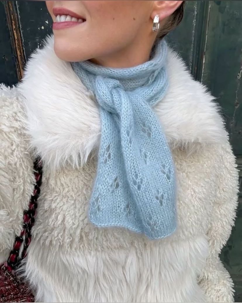 Skinny knit scarf