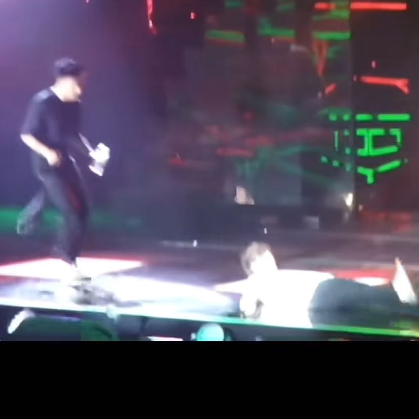 Louis falling over - + Liam just standing there