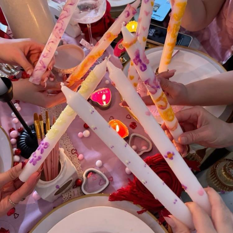 Personalizar velas - Bonito, entretenido, práctico, pueden intercambiarse las velas al final de la cita y usar esas mismas en alguna cena romántica.