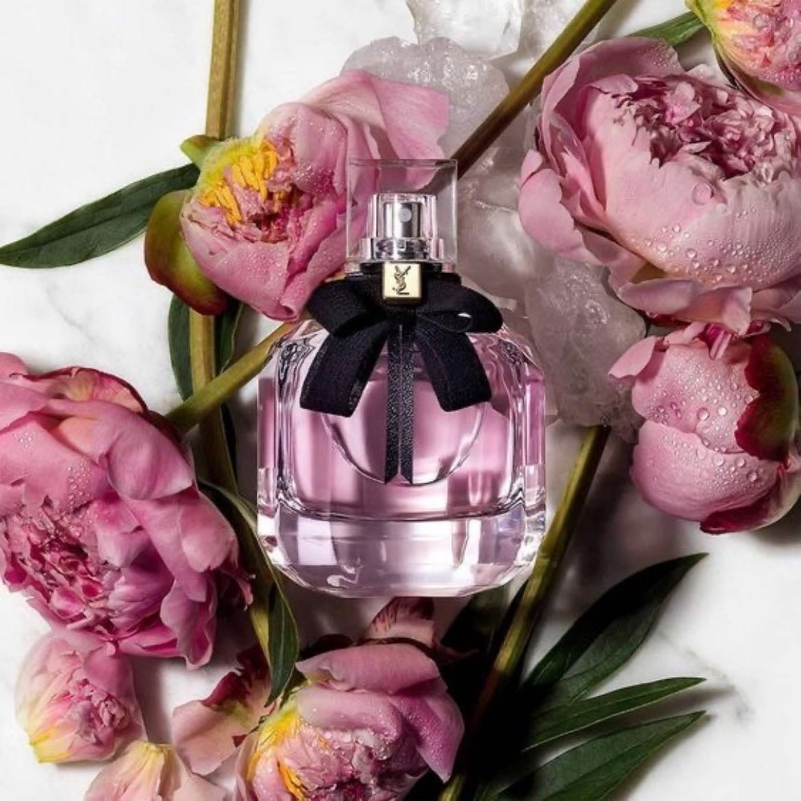 Mon Paris YSL - É um doce perfume floral para mulheres românticas e modernas. Suas notas doces de frutas vermelhas são suavizadas pela Flor de Datura e ancoradas pelo aroma amadeirado do almíscar branco misturado lindamente com patchouli para criar uma fragrância feminina duradoura que é romântica em todos os sentidos.