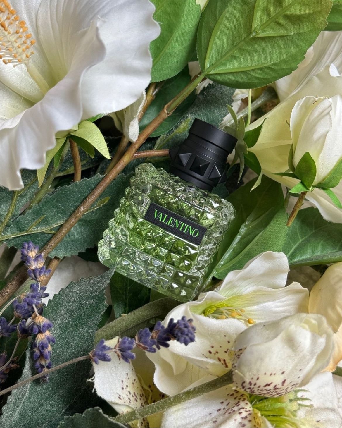 Valentino Green Stravaganza - A base do perfume apresenta gotas doces e sedutoras de baunilha e facetas florais que adicionam um toque delicado a essa jornada olfativa, levando a extravagância aos limites e além. Born in Roma Green Stravaganza abre caminho para a extravagância de Roma, permitindo que você sinta a energia, libere suas personalidades e viva excessivamente.