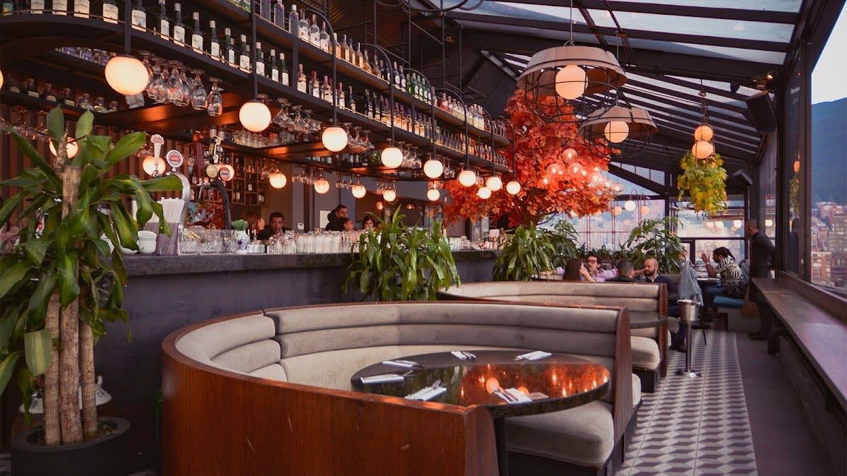 Astoria Rooftop 🌲🧡 - Restaurante de comida internacional