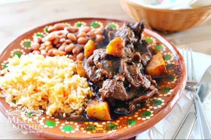 Bistec con papas en salsa de pasilla