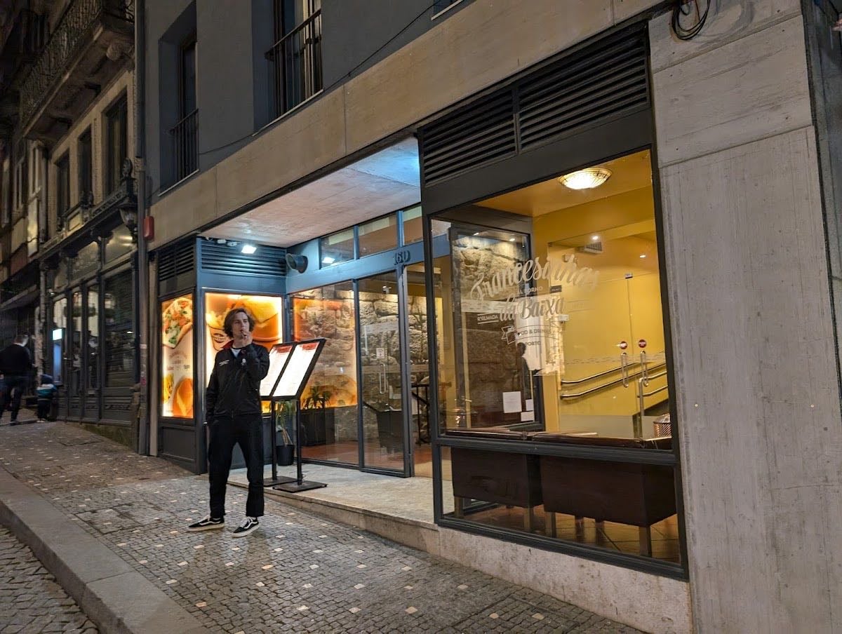 Francesinhas Al Forno da Baixa - parada obrigatória no porto! para mim, a francesinha vegetariana é melhor que a tradicional, sempre peço uma porção de batata frita pra xuxar no molhinho