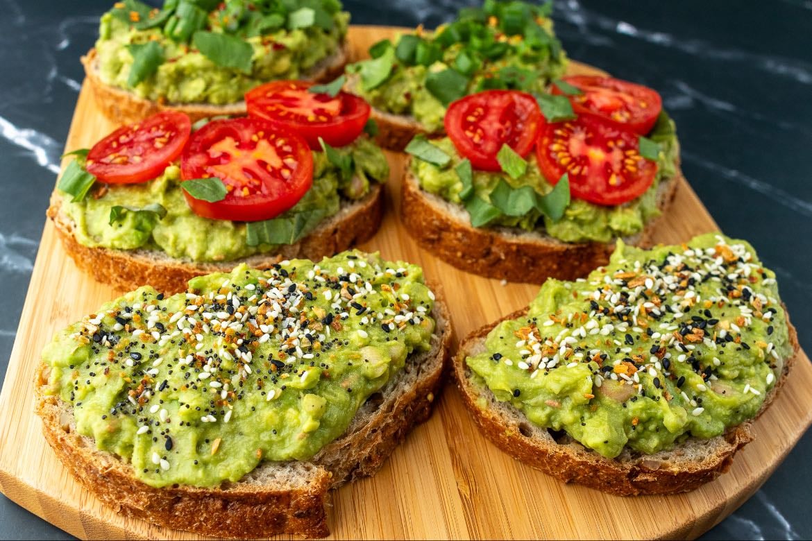 Avocado toast - • 1 fatia de pão australiano na sanduicheira, 1 ovo, 1 avocado, 4 tomates cereja