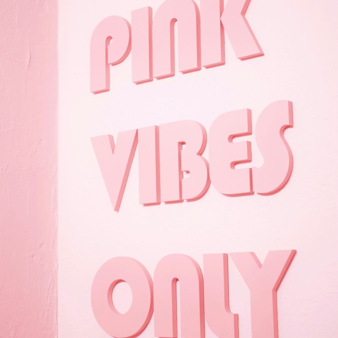 💕 - El amor propio no es de color rosa, no es quererte solo cuando toda tu vida está descifrada ni solo prender una vela cuando ya tienes tu pieza ordenada. Sino más bien, darte cuenta que pase lo que pase mereces todo lo bueno ❤️🩹.