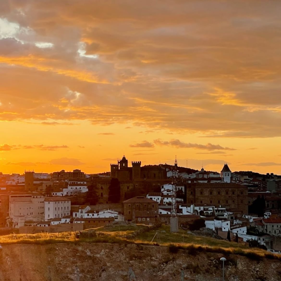🌅 - "Los atardeceres son prueba de que no importa lo que ocurra, cada día puede terminar de forma hermosa..." Kristen Butler.