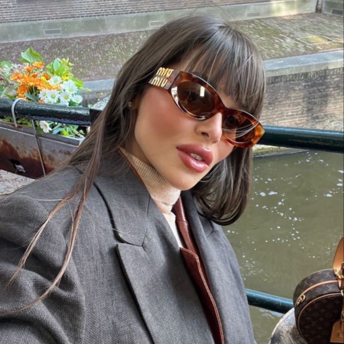 Sunglasses Miu Glimpse - reinterpretan en una versión atrevida y contemporánea.