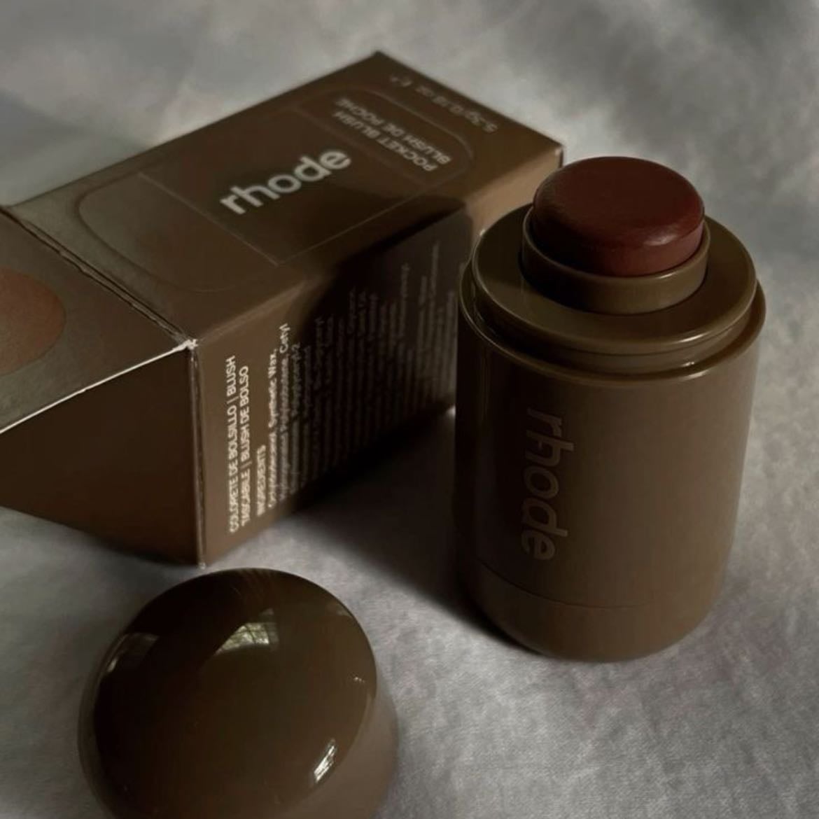pocket blush - colorete en crema para llevar despierta las mejillas y los labios con un rubor satinado y difuso que se derrite suavemente y se mantiene todo el día.