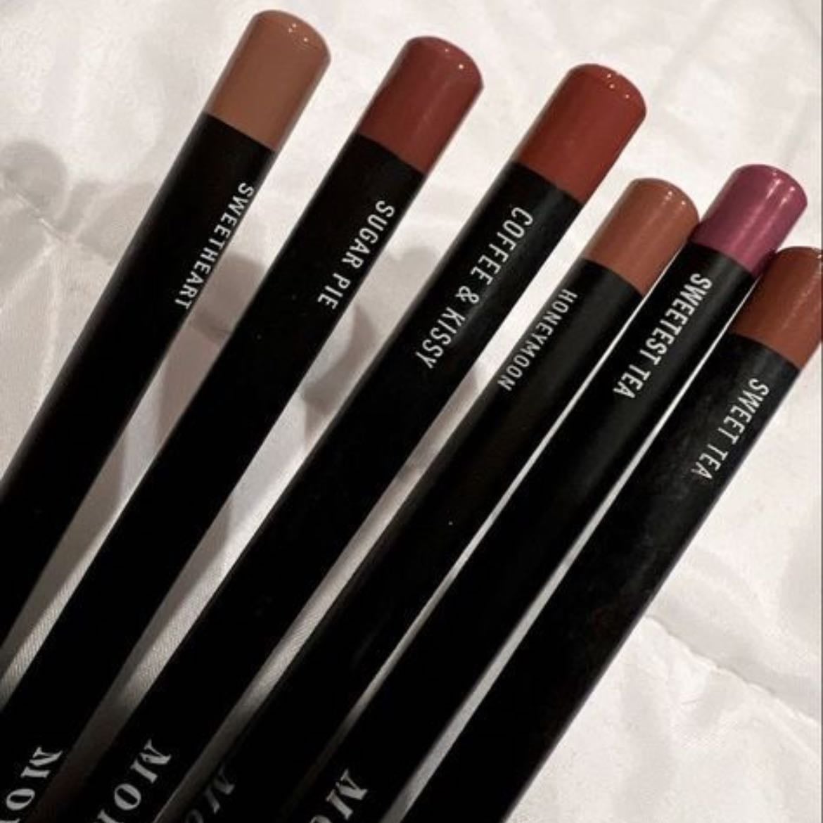 lip liner - El delineador de labios es el arma secreta de toda mujer. Esta nutritiva formula aterciopelada e intensa es la clave para crear la ilusión de unos labios más grandes, llenos e impecables.