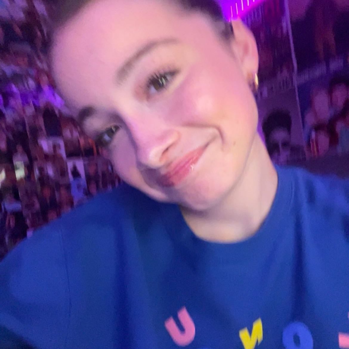 𝙛𝙧𝙚𝙮𝙖 𝙝𝙤𝙧𝙖𝙣 !! - She is the sweetest fan I have ever spoken to. She get you when you are feeling sad about things and always wanna be there for you. Here videos are so cute she is the best fan here who’ll room is about 1D and she is such a pretty persons from in and outside!! I love you Frey 💞