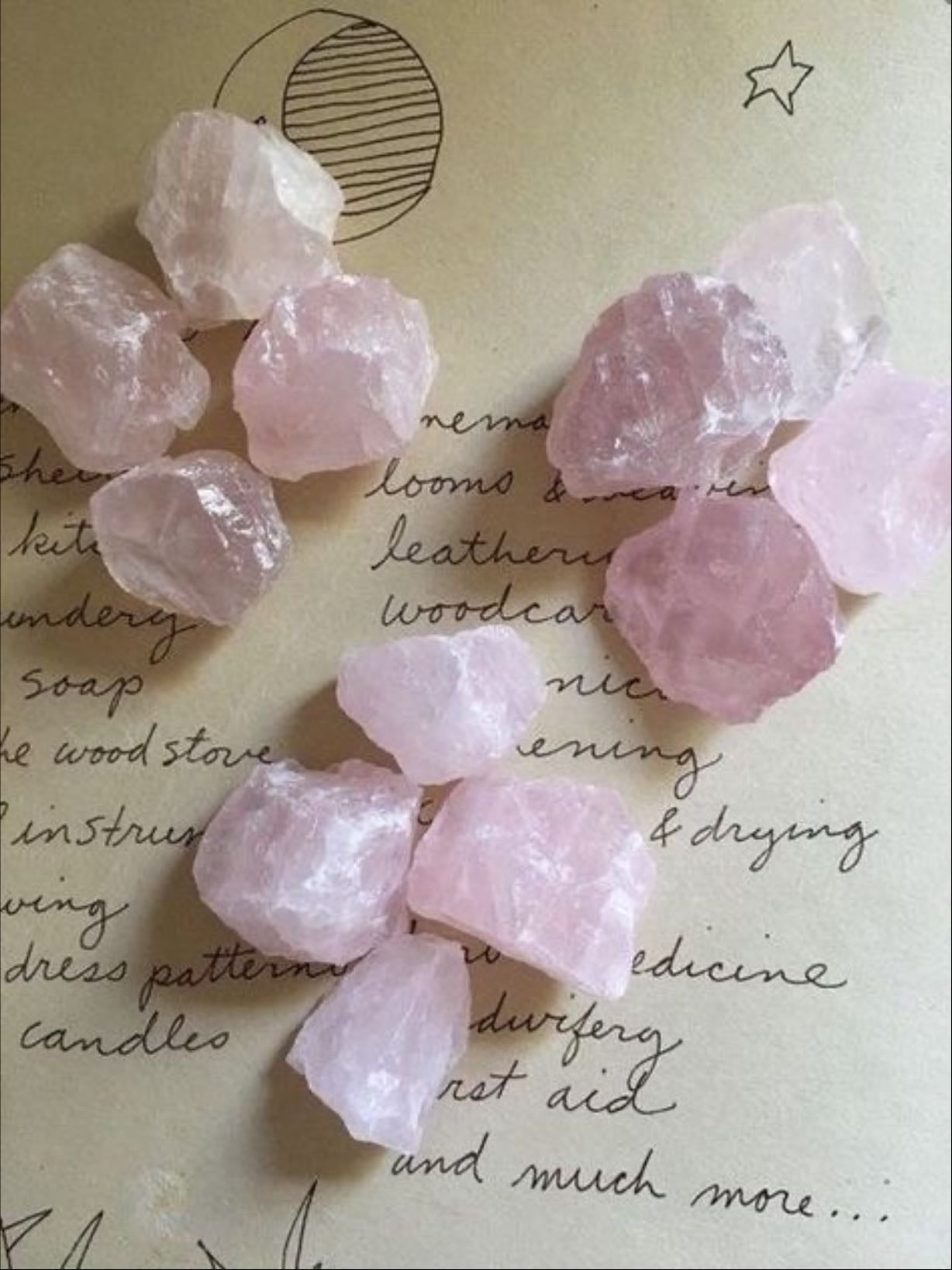 Quartzo rosa ༄ - é calma em forma de pedra.