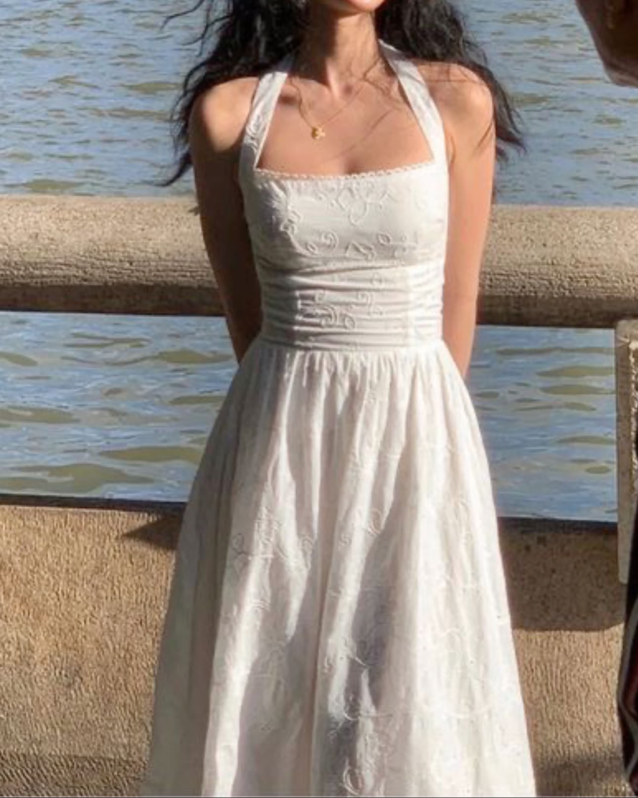Vestido branco de renda - acho tão lindo e delicado. Principalmente em dias de praia ou calor 😮💨