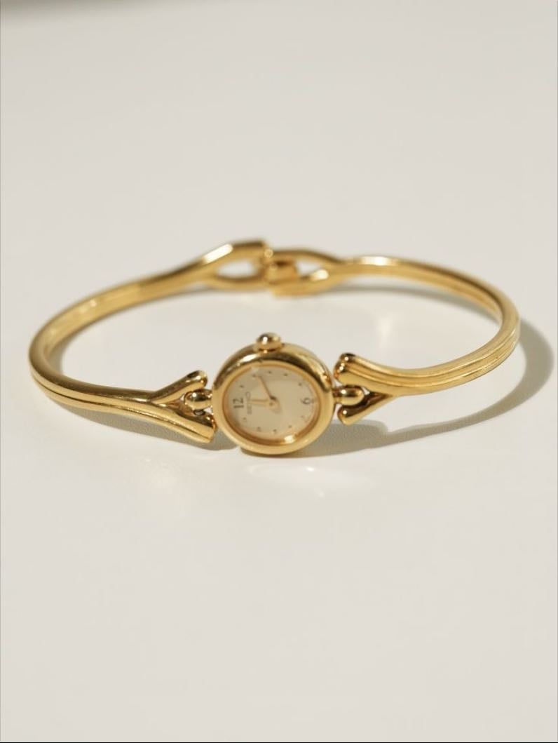 Rel贸gio de pulso dourado