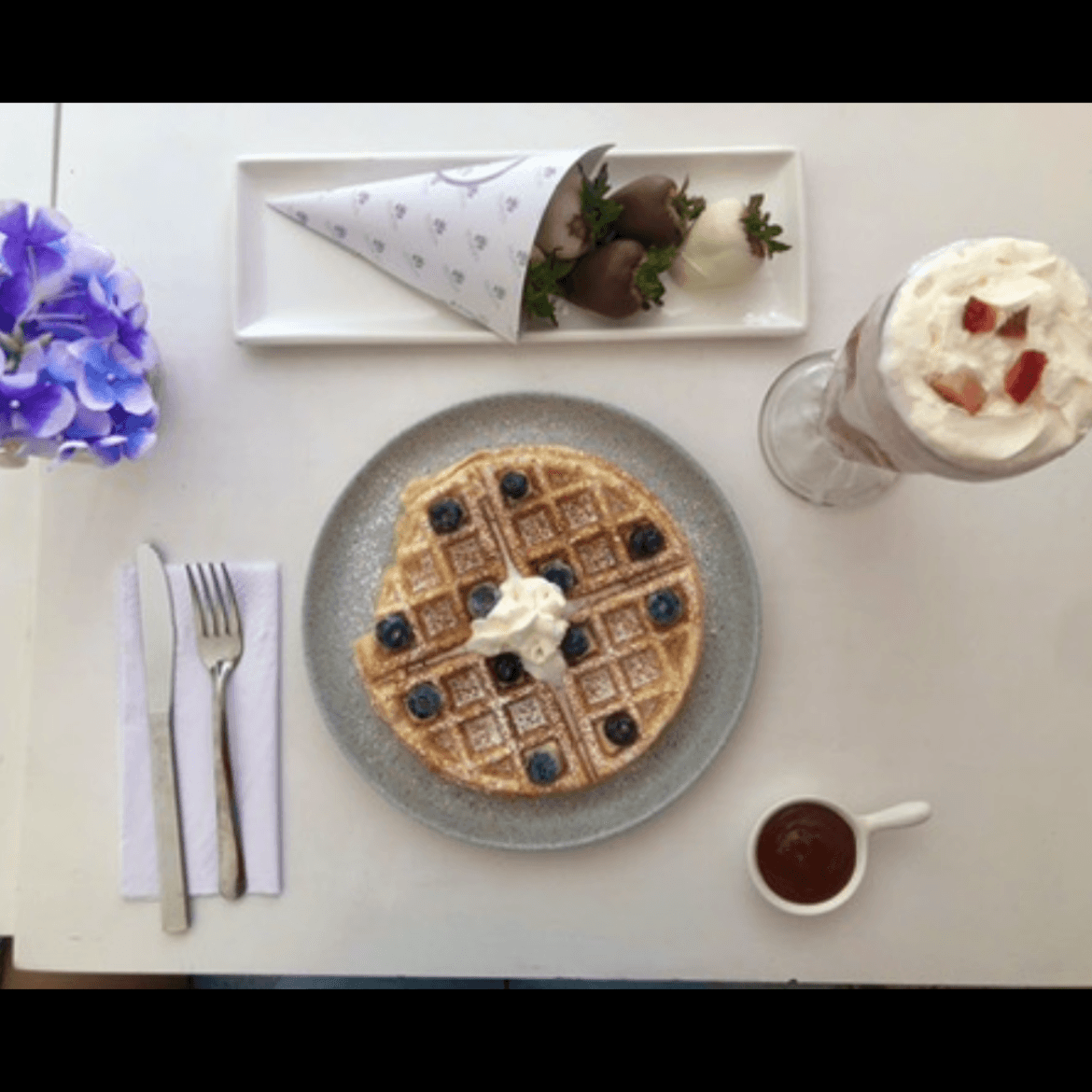 Negrón Cali - Puedes comprar unas fresas con chocolate o ir a desayunar es un poco caro pero rico
