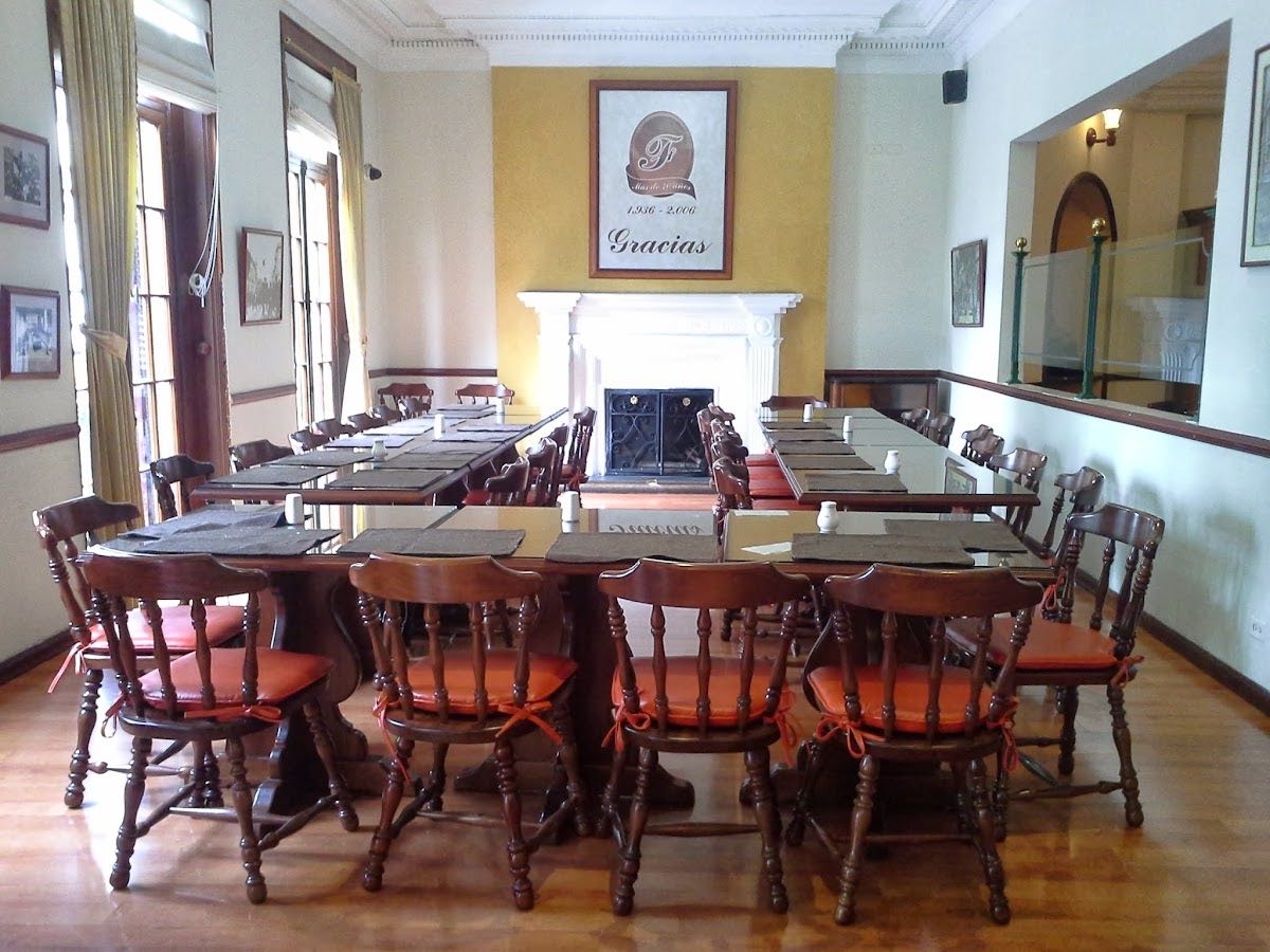 Pastelería Florida - Postres típicos cómo como merengon y almojábana.