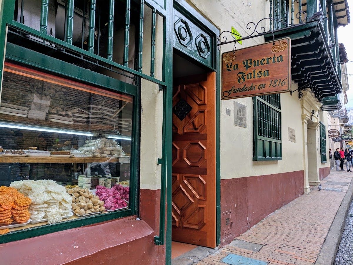La Puerta Falsa - Ideal para probar tamales, chocolate santafereño y almojábanas.
