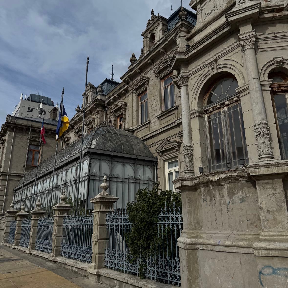 Palacio de Sara Braun - La foto es del bar (el que parece invernadero) y del palacio, bonito como recorrido, también es centro de un club y el palacio se combina con el bar en cierto punto