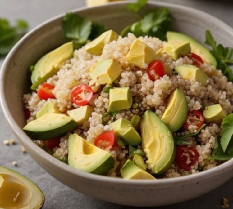 Ensalada de aguacate 🥑 🥗 - • 1 taza de quinoa cocida
• 1 aguacate
• 1 tomate
• Jugo de limón
• Aceite de oliva, sal y pimienta
Preparación:
Mezcla todo y adereza.
Beneficios:
Proteína completa y grasas saludables.