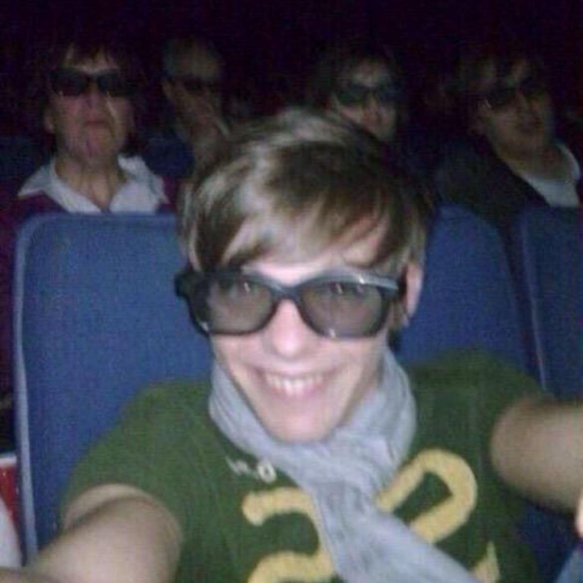 Louis and Harry - Imagine if Harry did a deluxe edition of kiwi with Louis! I’m also saying this because I heard the ai version of Louis singing kiwi and I thought it sounded really good 😭