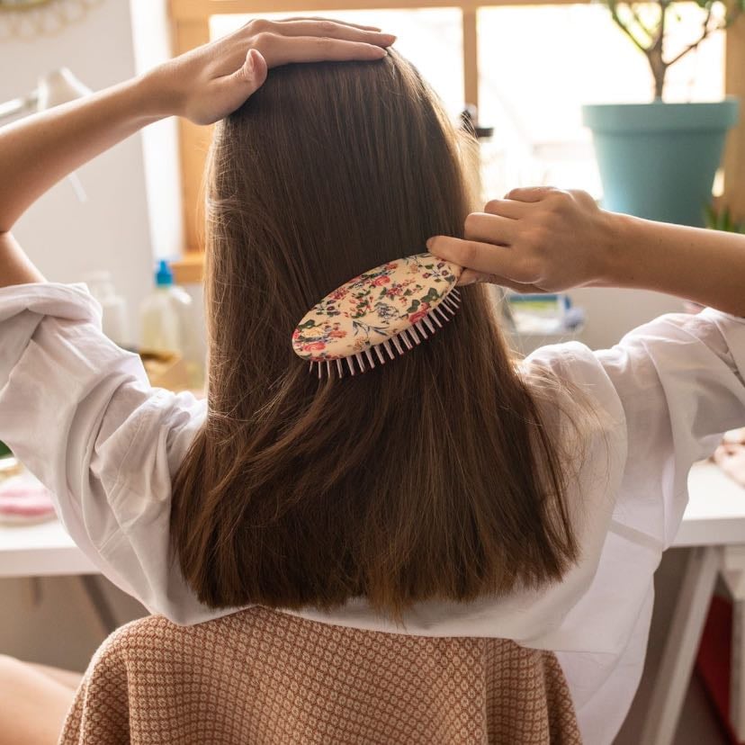 Traten de no cepillar su cabello en seco - Para las curly girls es básicamente imposible que se lo cepillen seco, pero para quienes no somos tan chinas y tenemos el cabello ondulado o lacio tampoco es recomendable cepillarlo completamente en seco ya que se puede llegar a trozar, romper o a que se formen puntas abiertas, es mejor humedecerlo un poco o usar alguna crema, aceite o serum para poder desenredarlo o cepillarlo