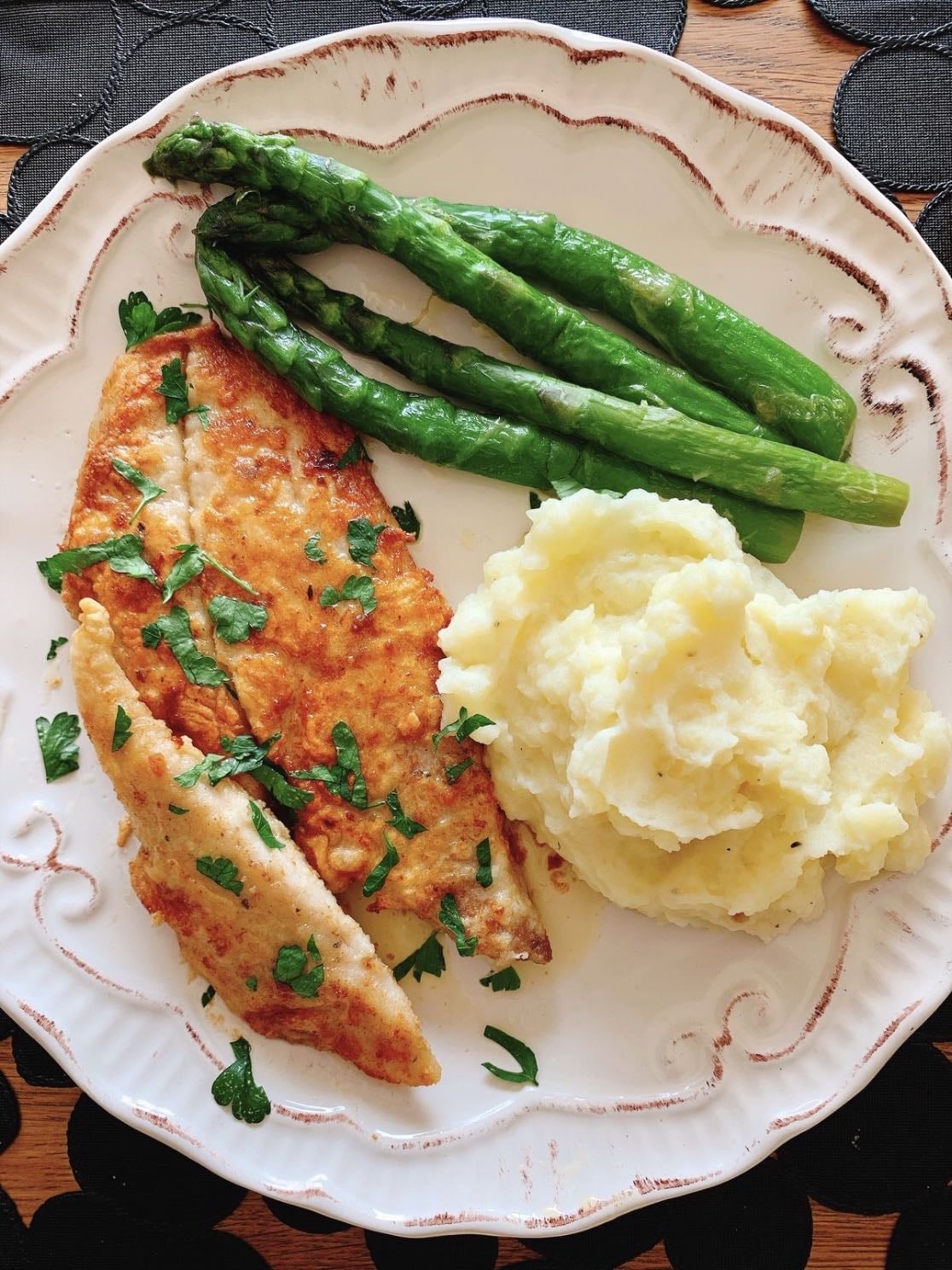 Filete de tilapia con puré de papa y vegetales salteados
