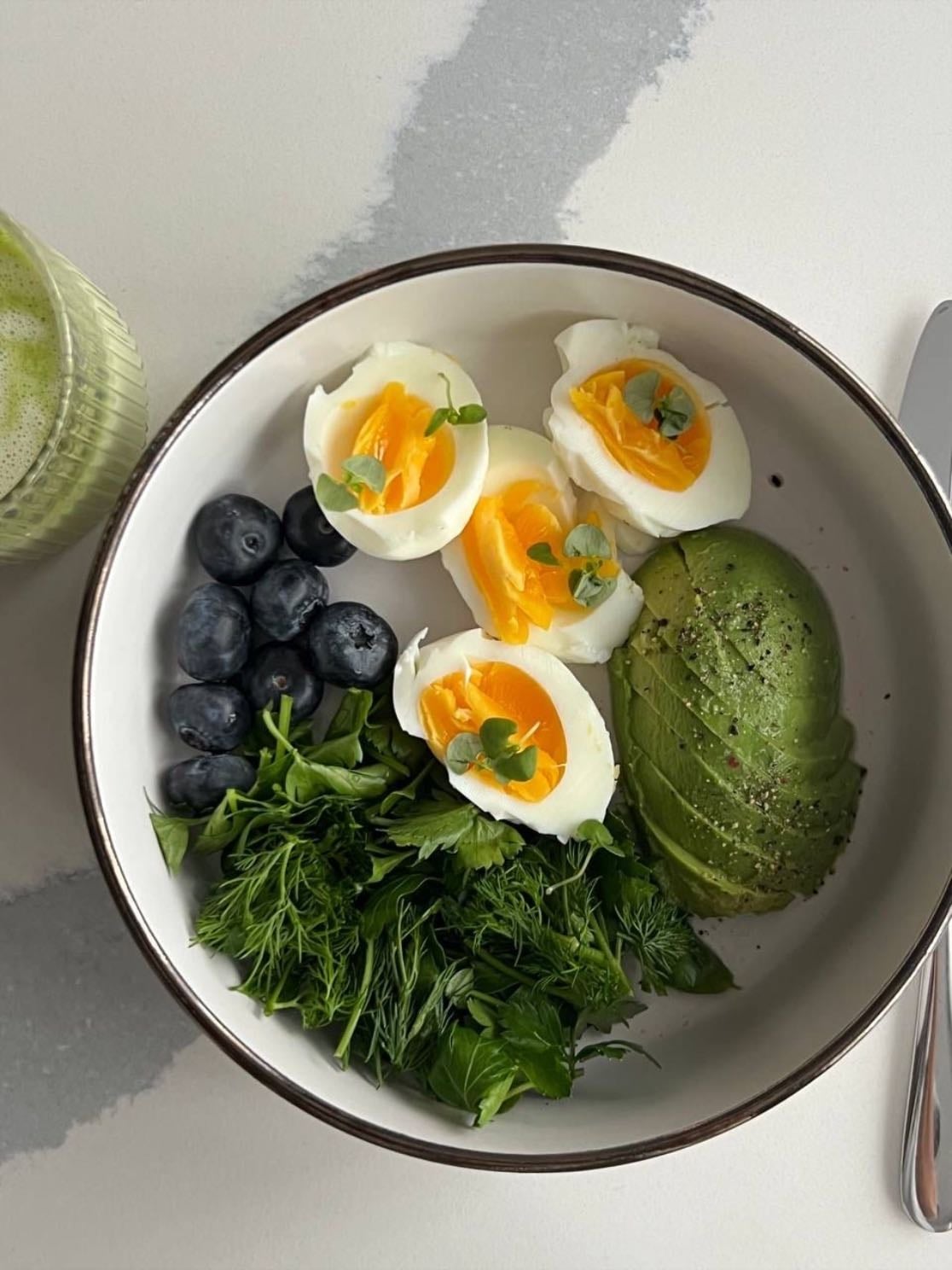 Huevos cocidos con ensalada