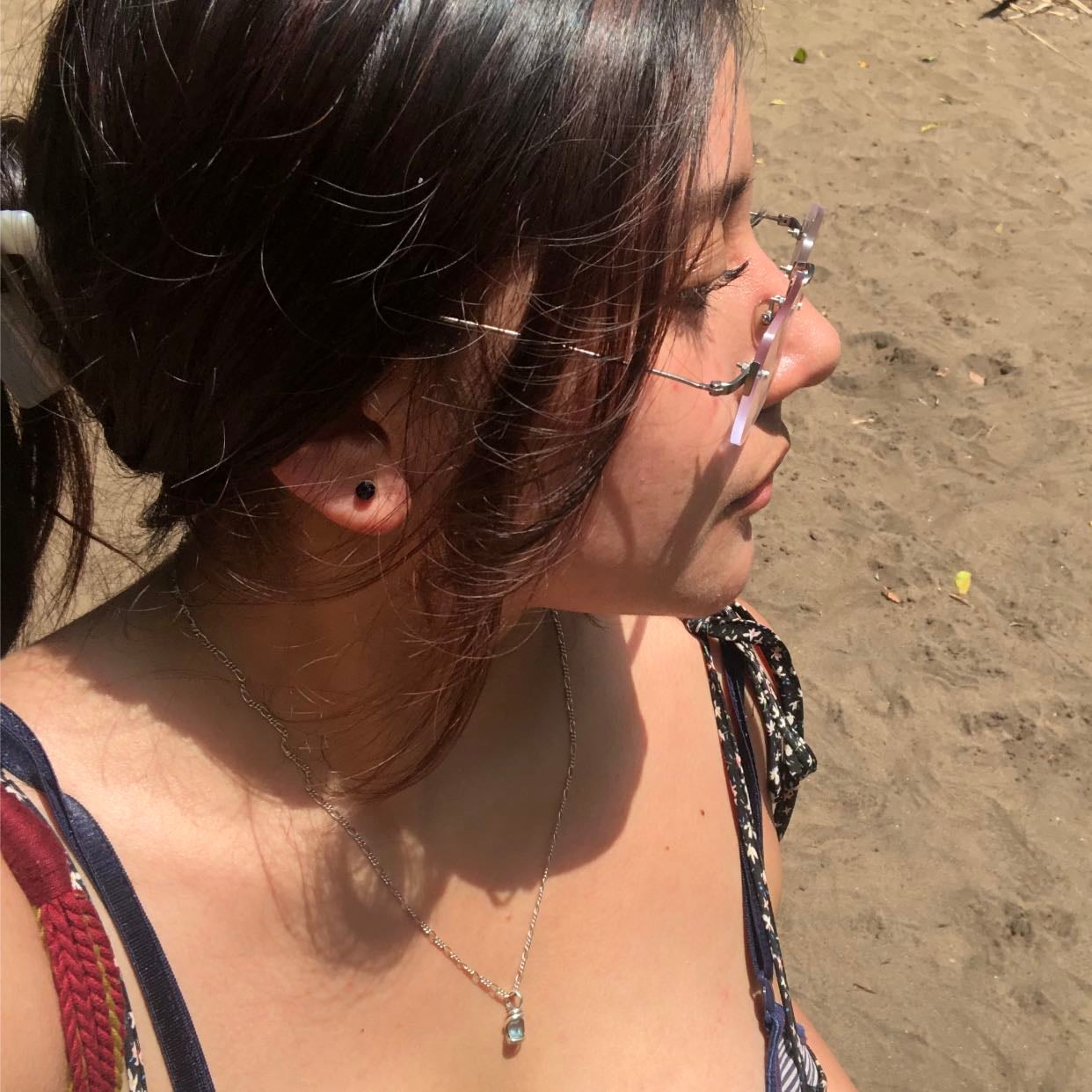 sin querer☀️ - se me ocurrió ponerme vestido un día en que estaríamos bajo el sol y para colmo olvidado ponerme protector en el pecho así que días después noté que se me quedó la marca de el vestido en mi pecho 😭😓