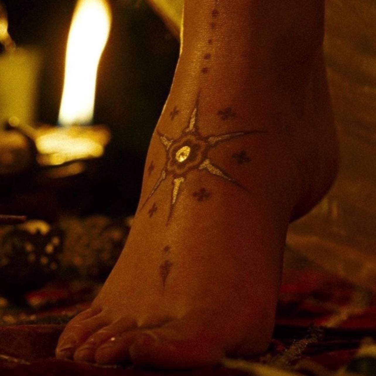 🖊️ - she had subtle golden sun tattoos on her feet like this. She worships the sun.
