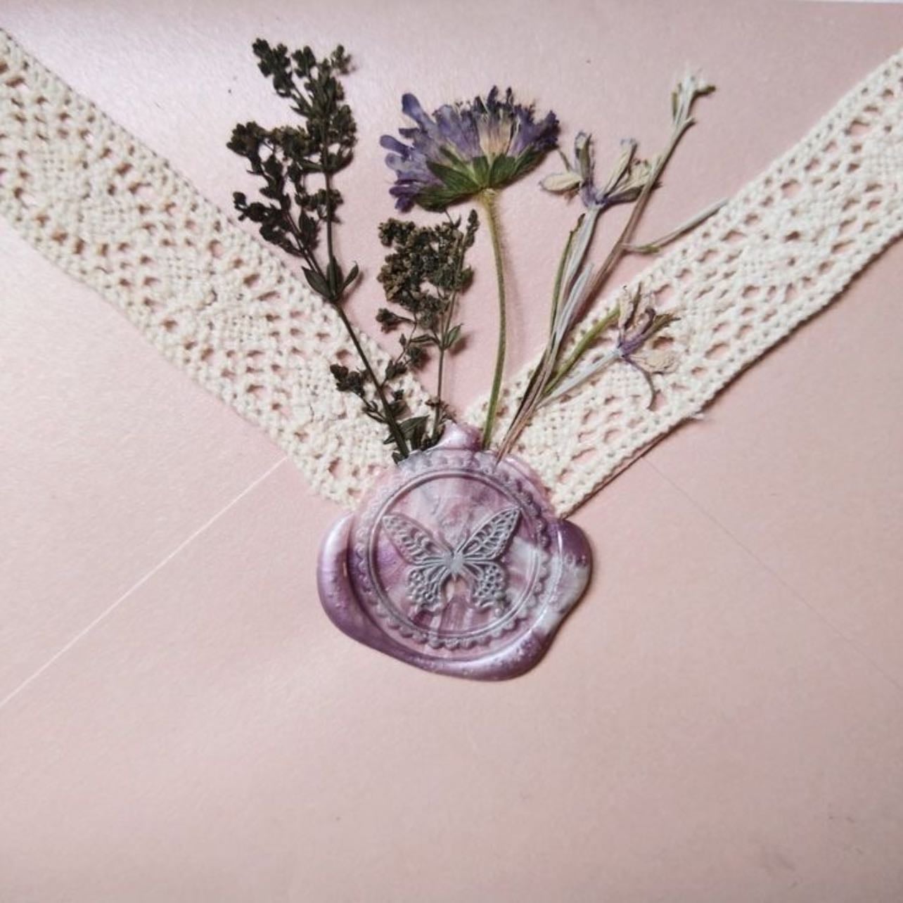 🦋 - I love it when wax seals have flowers