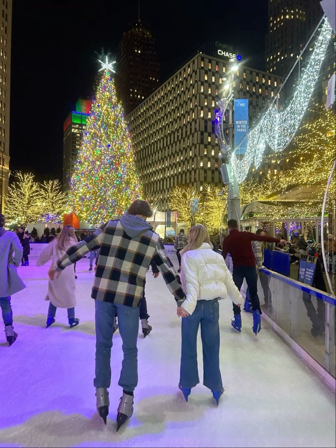 Patinar sobre hielo navideño