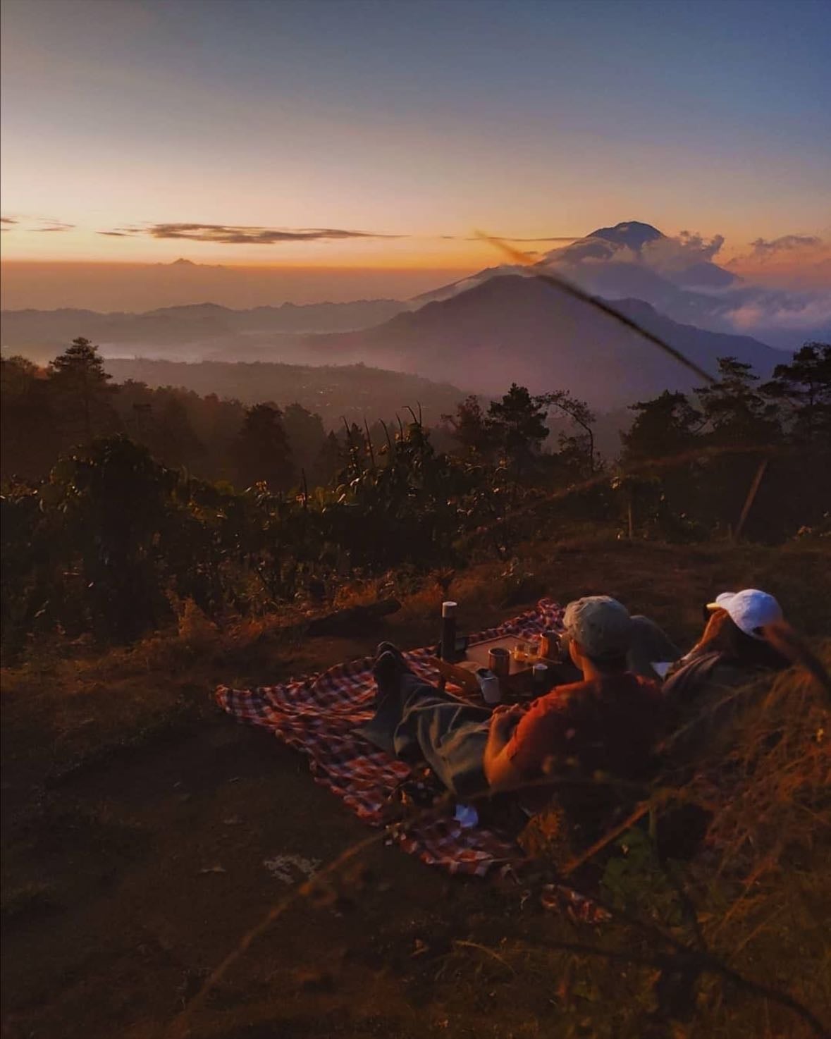 ver amanecer desde una montaña