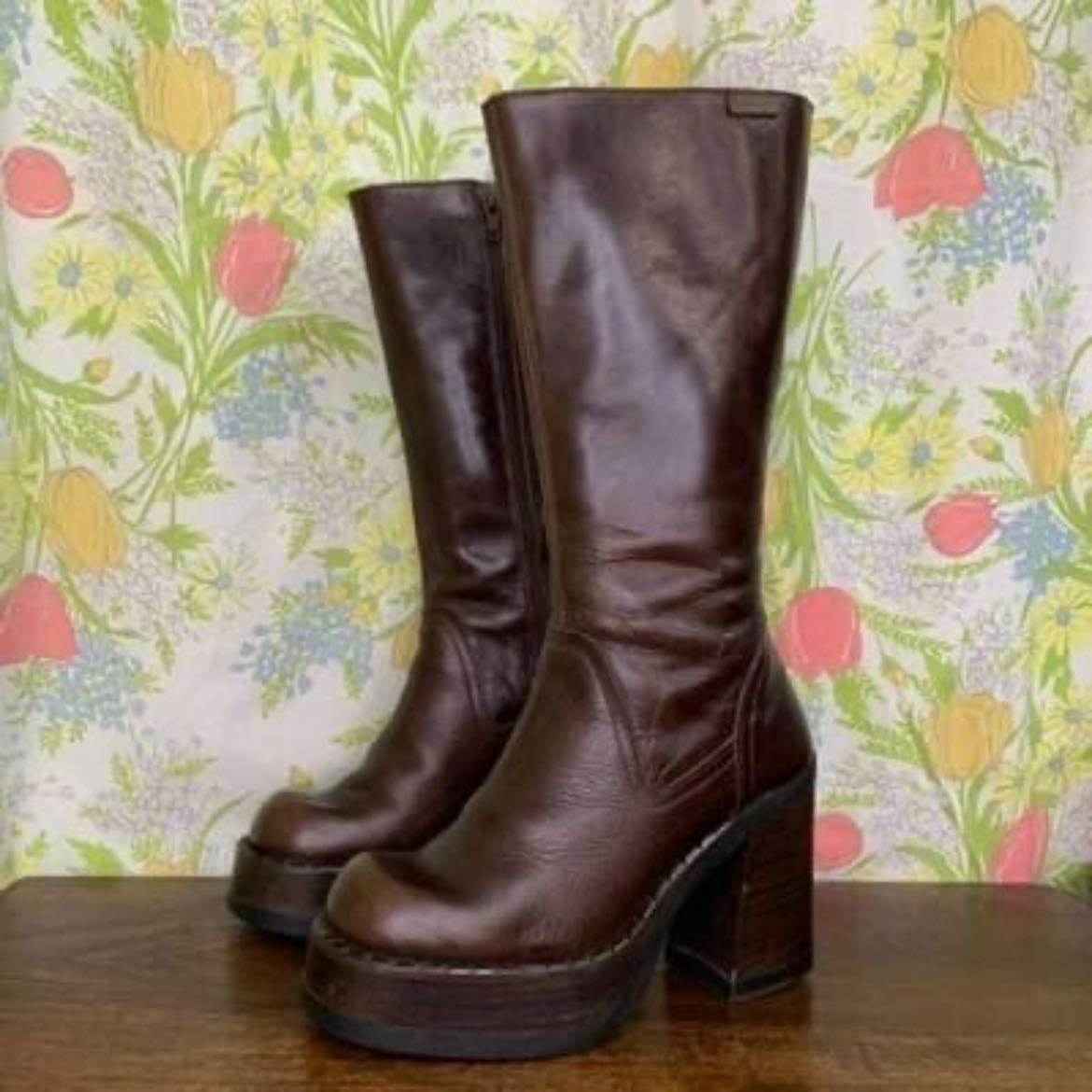 botas - como de ese estilo en color café o negro o ambos 😛
actualización: mi mamá me adelantó regalo de cumpleaños por tres semanas ysi, son botas negras 🙂↕️🙂↕️🙂↕️