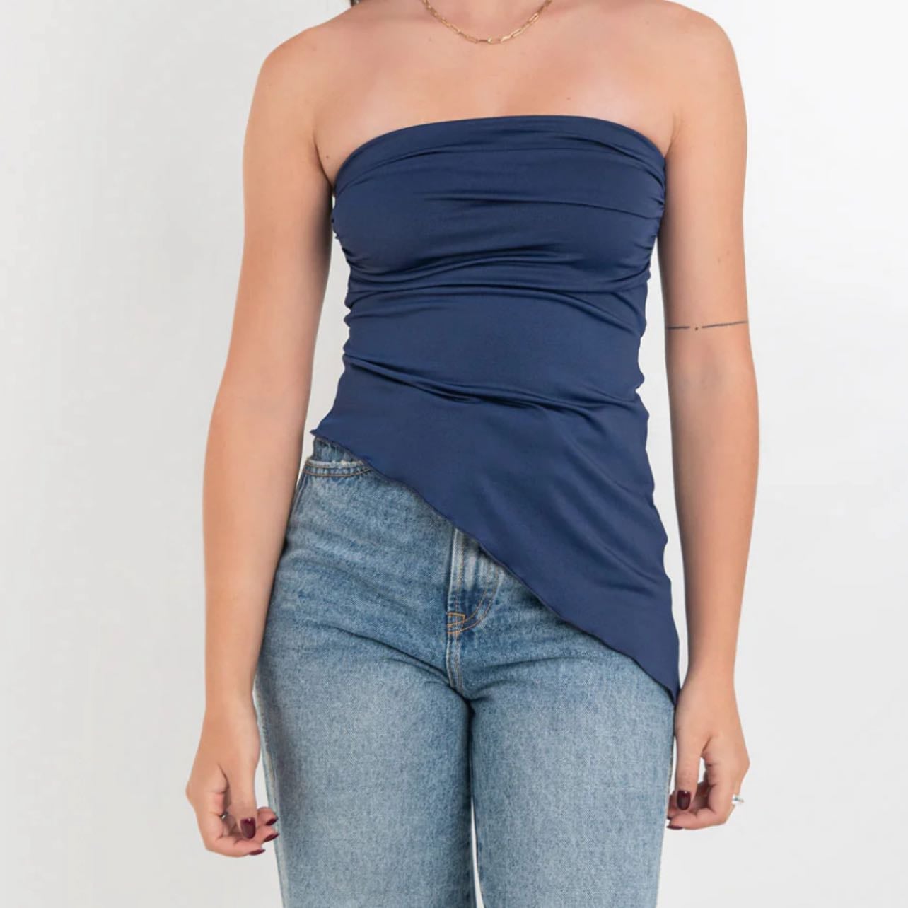 top tubo con plisados bajo diagonal - $299.00