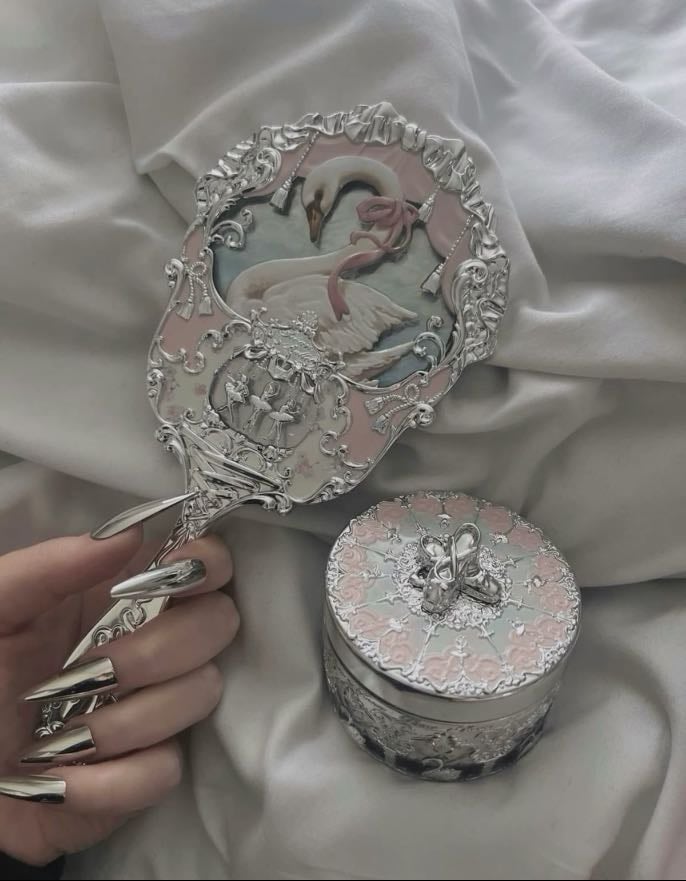 Flower knows mirror and make up
