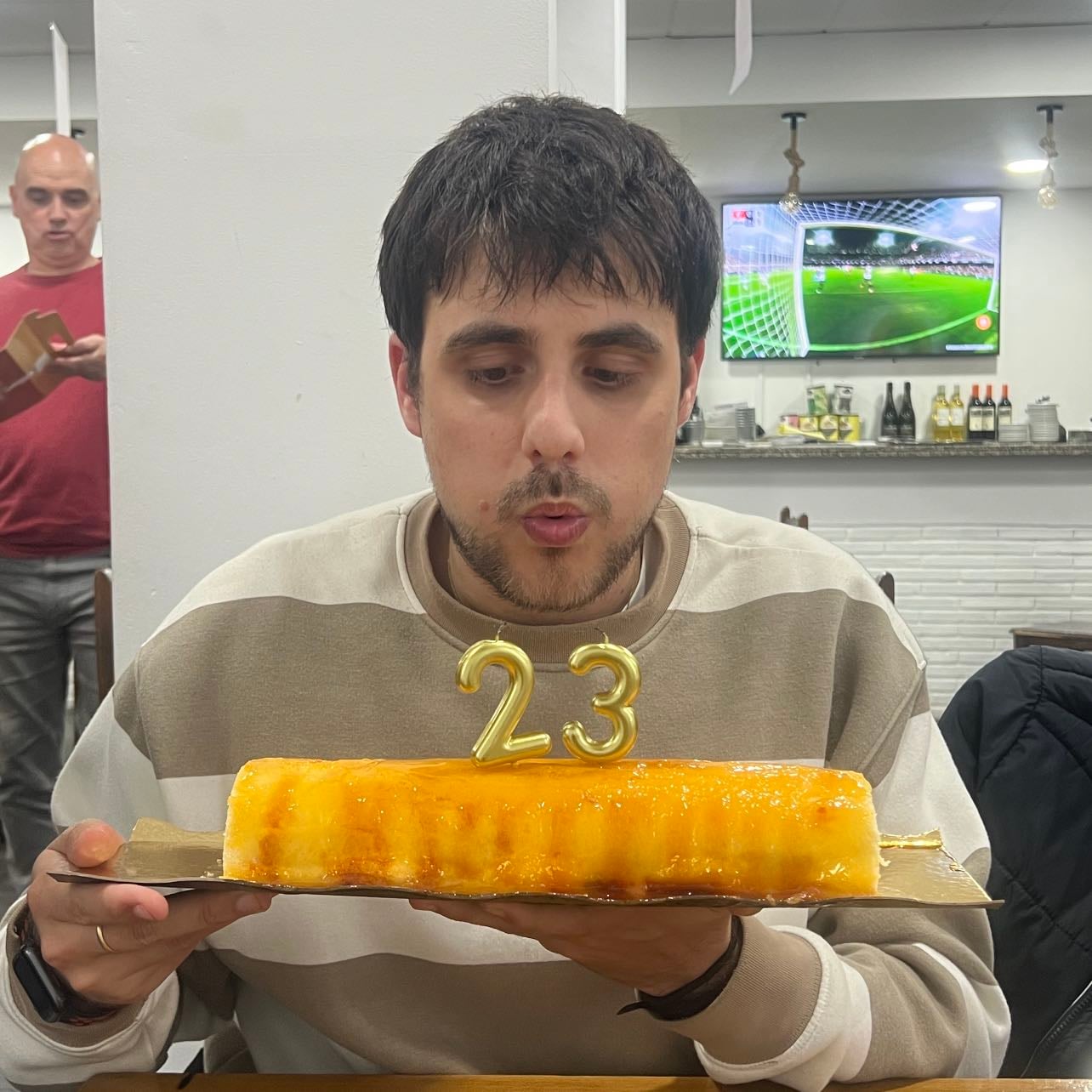 23 y 28