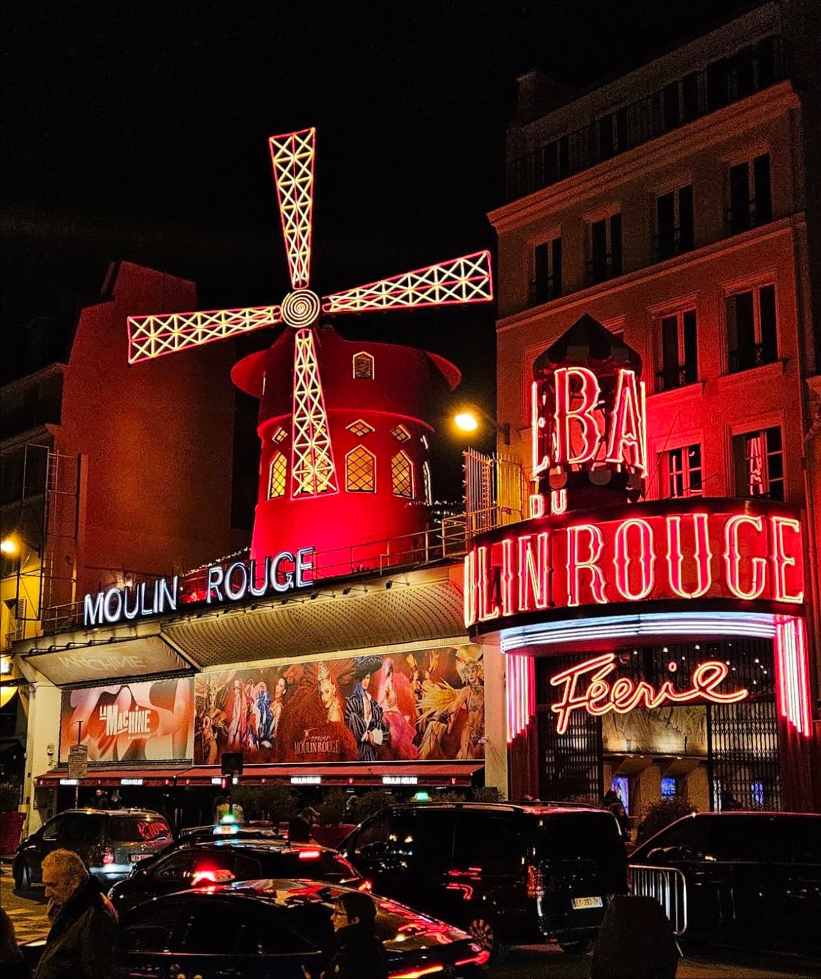 moulin rouge - cabaret pi霉 iconico del mondo, a Parigi.