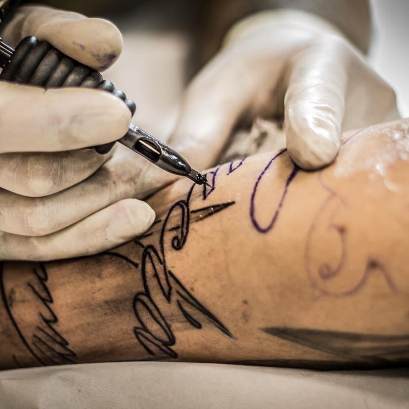 uma tatuagem no ombro