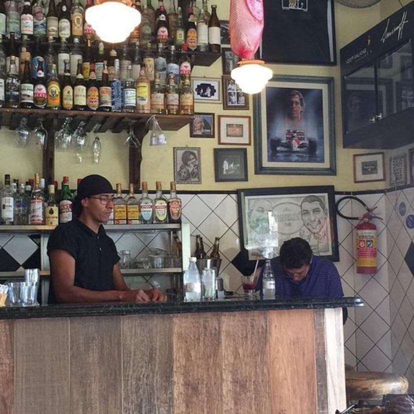 pedir uma média num boteco as 5 am