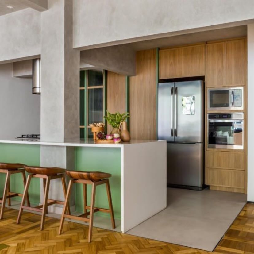 uma cozinha aberta com ilha