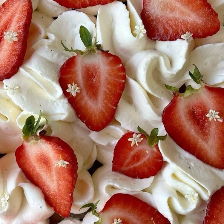 strawberry cheesecake 🍰 - ¾ cup 2% milk, ¼ cup cream cheese (softened), ⅓ cup sugar, 1 tsp lemon juice, ½ tsp vanilla
