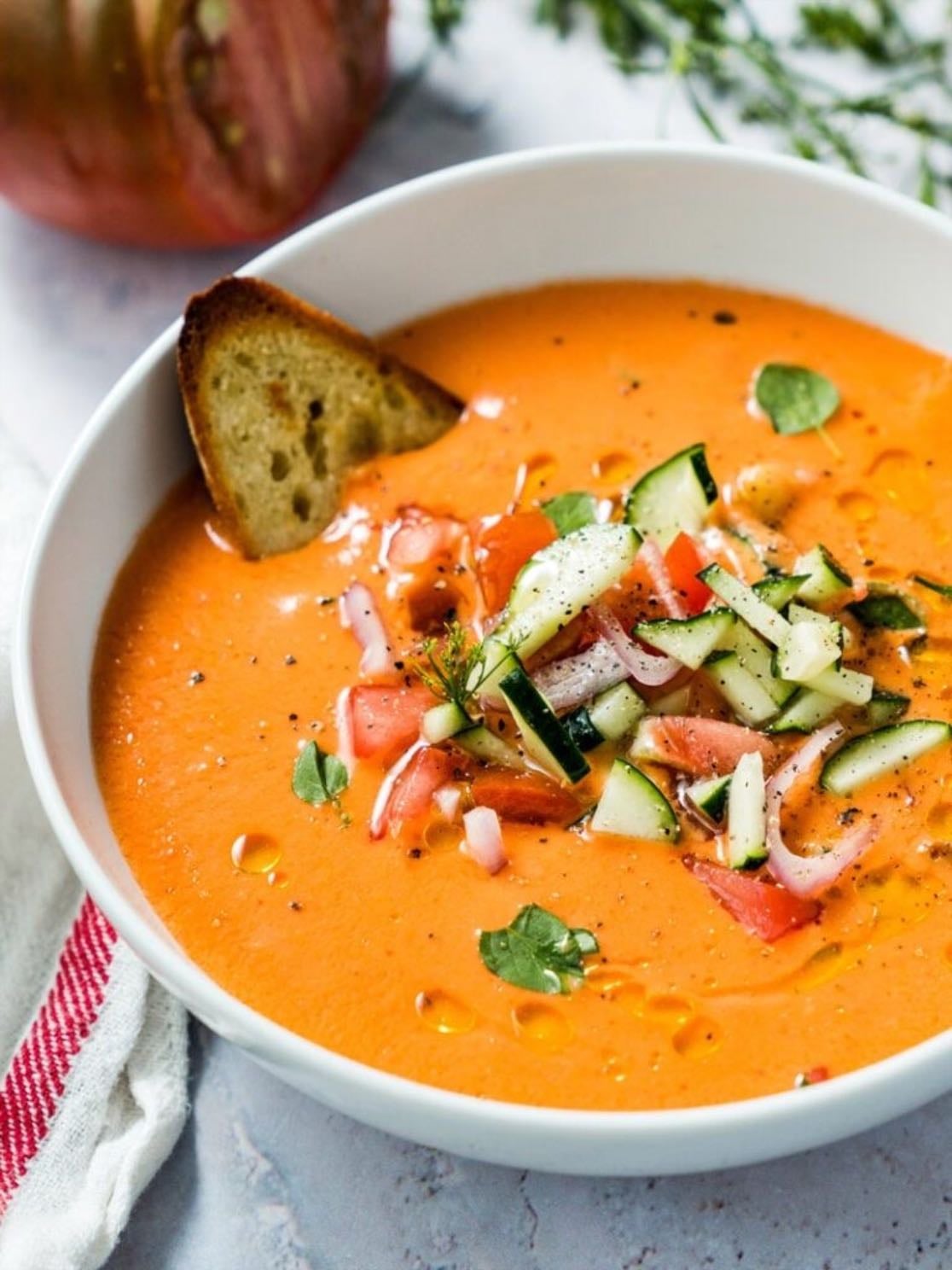 Gazpacho con pimientos, huevo duro, jamón y pan